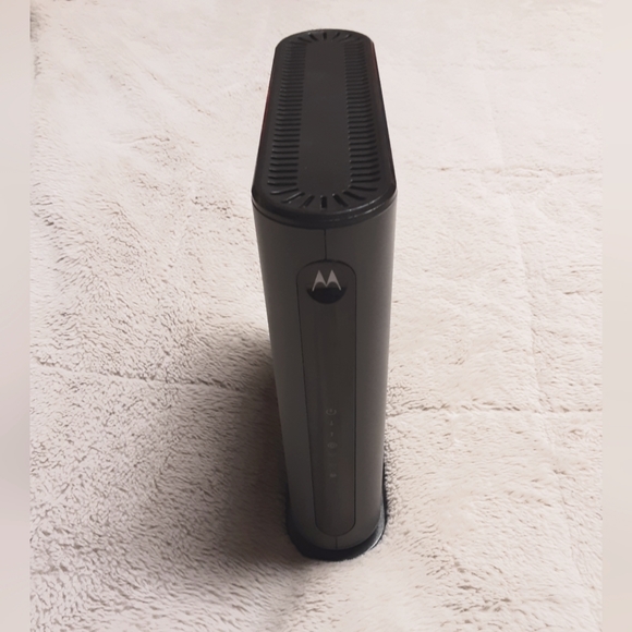 Motorola MG7540 16x4 Cable Modem plus AC 1600 Dual Band Wi-Fi Gigabit Router - Picture 2 of 6